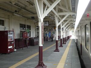 Nikkou station platform.