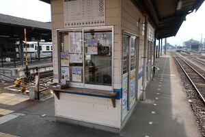 Hitoyoshi station platform.jpg